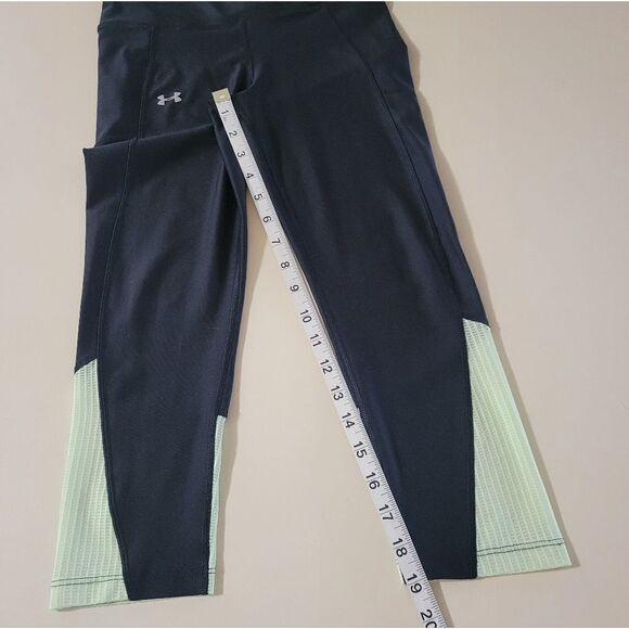 Under Armour Women's Black HeatGear® Compression Capris - Picture 5 of 12